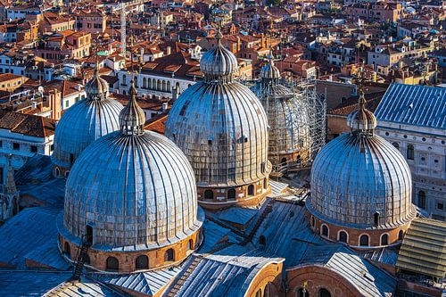 Historische gebouwen in de oude stad van Venetië in Italië