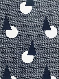 Abstraktes geometrisches Muster mit Dreiecken und Kreisen in Dunkelblau und Weiß. von Dina Dankers