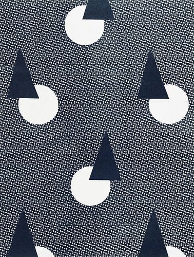 Abstract geometrisch patroon met driehoeken en cirkels in donkerblauw en wit.