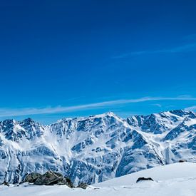 Verschneite Tiroler Alpen in Österreich an einem schönen Wintertag von Sjoerd van der Wal