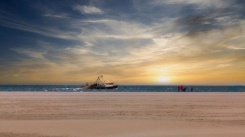 Un chalutier à crevettes de Texel au lever du soleil – Aquarelle.