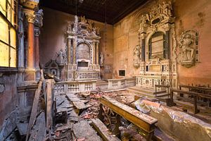 Église abandonnée en décomposition. sur Roman Robroek - Photos de bâtiments abandonnés