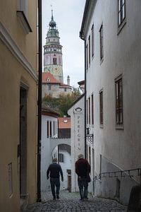 Zwei Männer in den kleinen Straßen von Cesky Krumlov