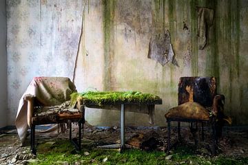 Verlassenes Hotelzimmer. von Roman Robroek – Fotos verlassener Gebäude
