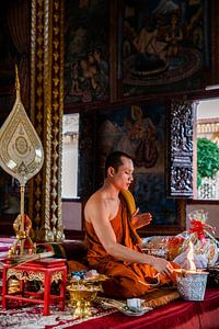 Rituel bouddhiste par un moine sur Romy Oomen