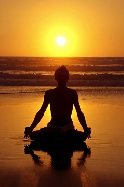 Meditation am Strand bei Sonnenuntergang von Eye on You