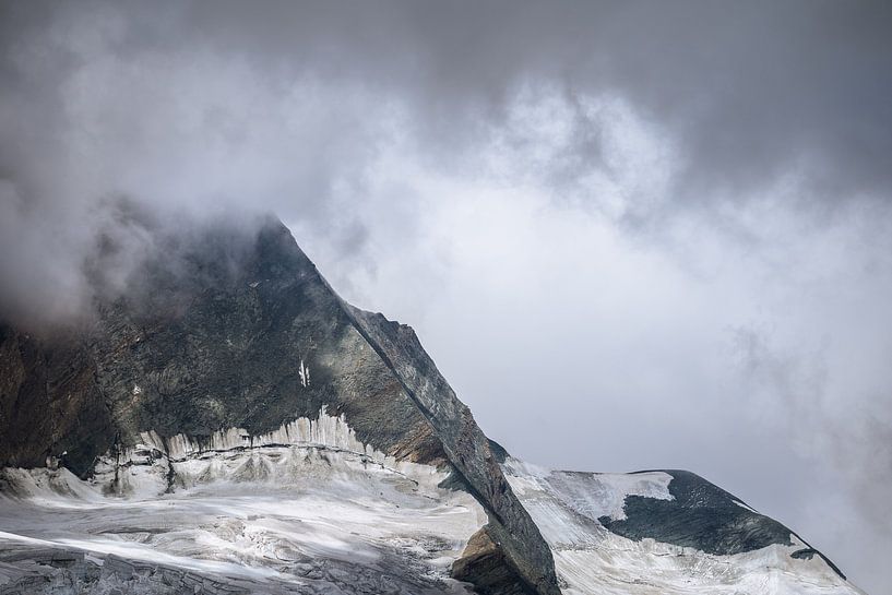 Mountain in the clouds van Kevin Oudman
