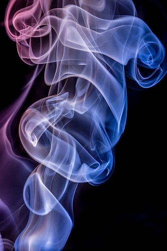 Rood wit blauwe wierook op een zwarte achtergrond