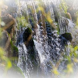 Wasserfall im Park Sonsbeek in Arnheim, Veluwe, Niederlande von AdWF