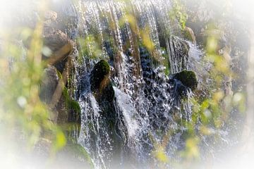 Wasserfall im Park Sonsbeek in Arnheim, Veluwe, Niederlande von AdWF