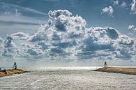 Tussen de twee pieren van de haven van Stavoren in Friesland van Harrie Muis thumbnail