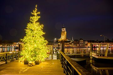 Deventer skyline aan de IJssel met een kerstboom