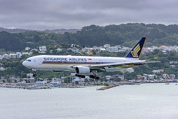 Singapore Airlines Boeing 777-200 at Wellington Airport. by Jaap van den Berg