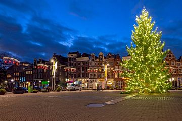 Kerstmis op de Nieuwmarkt in Amsterdam bij avond in Nederland van Eye on You