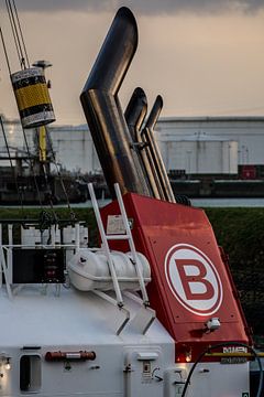 Le paysage portuaire avec le coucher du soleil dans l'Europoort. sur scheepskijkerhavenfotografie