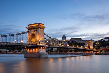 Le pont des chaînes au-dessus du Danube à Budapest sur Roland Brack
