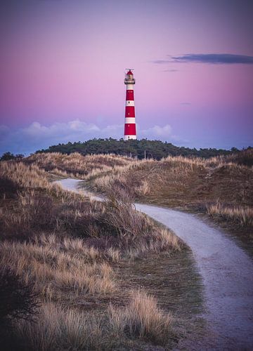 Zonsondergang in de duinen bij de vuurtoren van Ameland