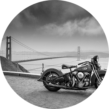 Motorfiets bij de golden gate brug in San Francisco van Atelier Liesjes