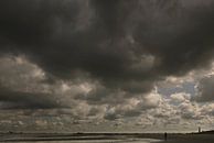 Strand bij Nieuwvliet, regenwolken van Edwin van Amstel thumbnail