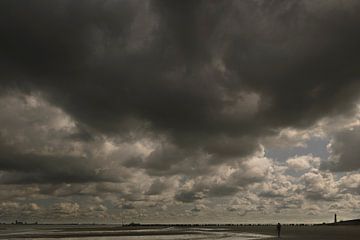 Plage près de Nieuwvliet, nuages de pluie sur Edwin van Amstel