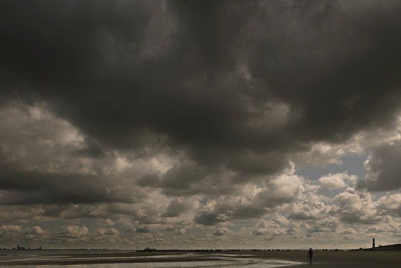 Strand bij Nieuwvliet, regenwolken van Edwin van Amstel