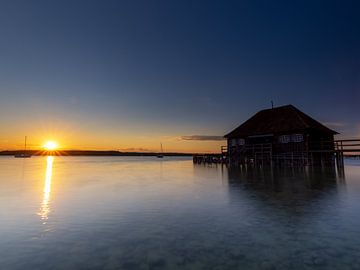 Een boothuis in de zonsondergang van Teresa Bauer