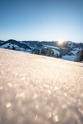 ijzige zonsopgang in Oberstaufen met uitzicht op Hochgrat, Staufen en Steibis
