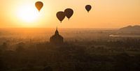 Zonsopkomst boven de tempelstad Bagan in Myanmar met luchtballonnen