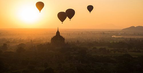Lever du soleil sur la ville-temple de Bagan au Myanmar avec des montgolfières sur Francisca Snel