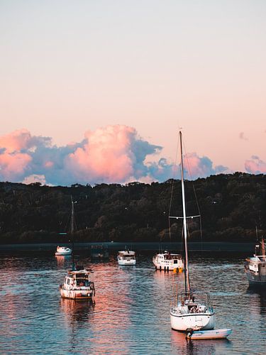 Rosa Wolken über malerischem Hafen