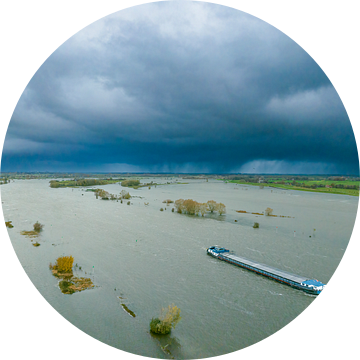 Schip op de IJssel met overlopende uiterwaarden bij de rivier van Sjoerd van der Wal Fotografie