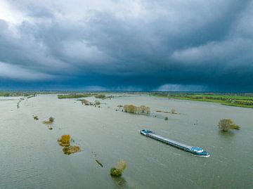 Navire sur l'IJssel avec des plaines inondables débordantes sur le fleuve