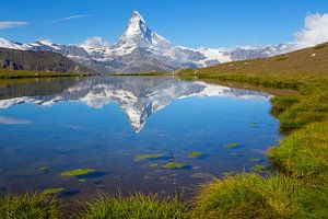 Reflectie van de Matterhorn in bergmeer Stellisee van Menno Boermans