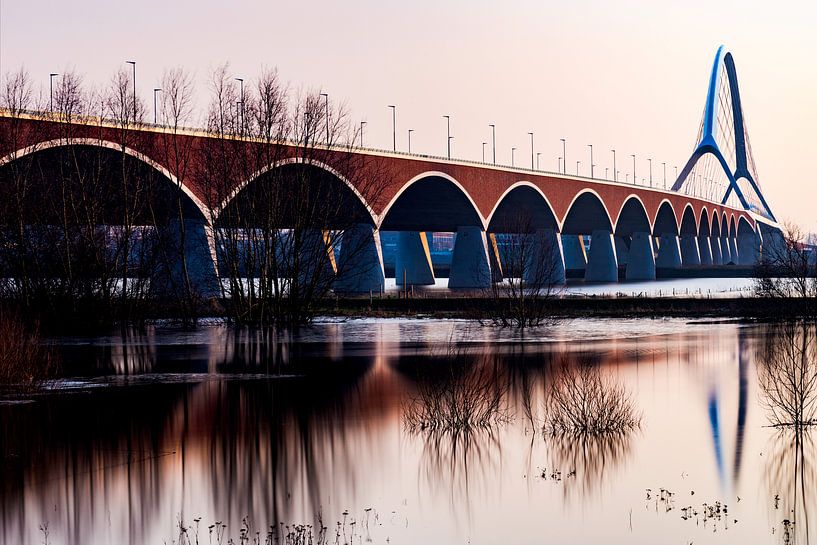 De brug De Oversteek bij Nijmegen von Maerten Prins