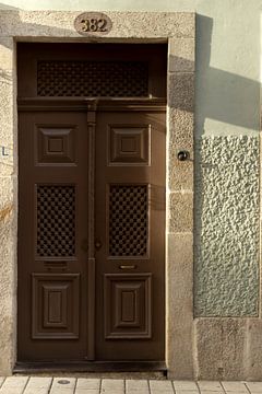 Schatten und Licht über einer pastellbraunen Tür und einer cremefarbenen Tür | Porto Portugal