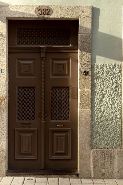 Schatten und Licht über einer pastellbraunen Tür und einer cremefarbenen Tür | Porto Portugal von Karijn | Fine art Natuur en Reis Fotografie