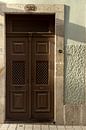 Schatten und Licht über einer pastellbraunen Tür und einer cremefarbenen Tür | Porto Portugal von Karijn | Fine art Natuur en Reis Fotografie Miniaturansicht
