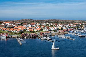 Gezicht op het dorp Smögen in Zweden van Rico Ködder