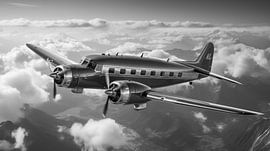 Altes Vintage Propeller Flugzeug im Mystery Himmel mit Wolkenlandschaft , Retro -Design Schwarzweißfotografie