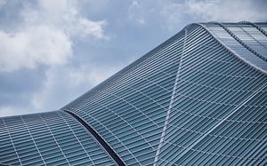 Glitzerndes Glasdach des Bahnhofs von Lüttich-Guillemins