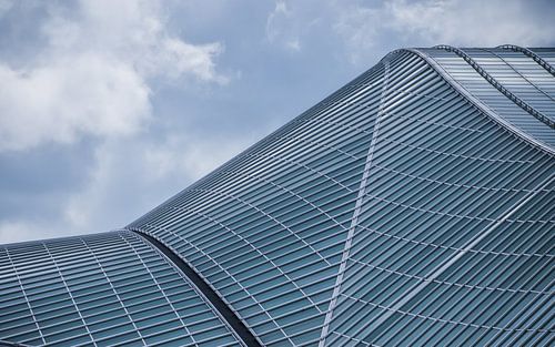 Glinsterende glazen dak van treinstation Luik Guillemins