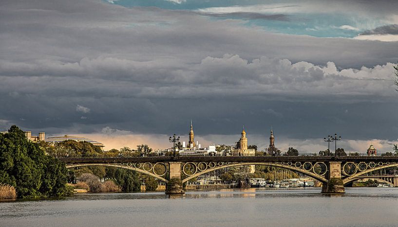 Die spanische Stadt Sevilla im sanft gefärbten Abendlicht von Harrie Muis