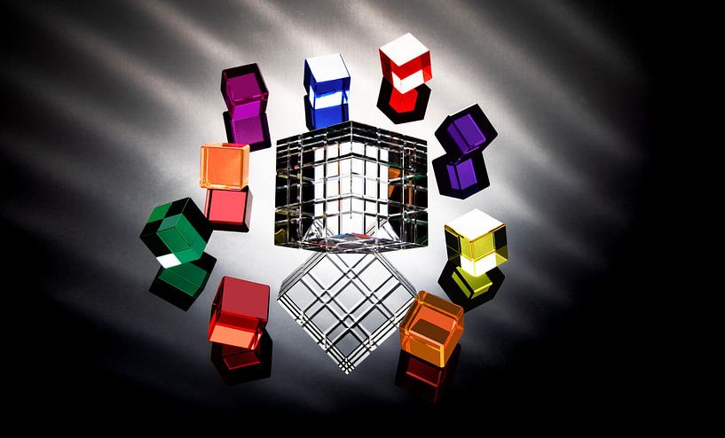 Cubes de verre multicolores entourant un cube incolore, divisé en cubes plus petits. par Gerhard de Wit