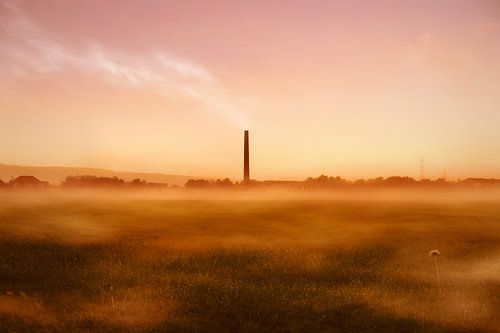 De oude pannenfabriek ontwaakt in de mist