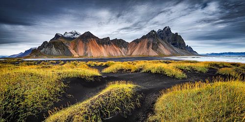 De majestueuze Vestrahorn bergketen in de herfst