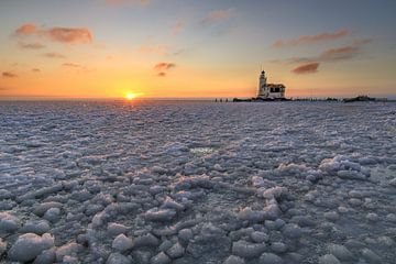 Vuurtoren Marken omgeven door ijs tijdens zonsopkomst van FotoBob