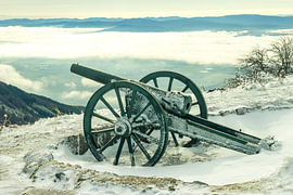 Alte Kanone auf dem Shipka-Gipfel im Winter von Milcho Milev