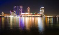 Uitzicht op de verlichte  Kop van Zuid en een cruiseschip in Rotterdam van Anna Krasnopeeva thumbnail