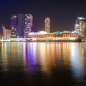 Night view of the Kop van Zuid and a cruise ship in Rotterdam von Anna Krasnopeeva