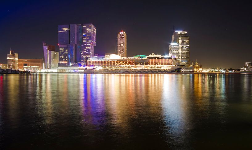Uitzicht op de verlichte  Kop van Zuid en een cruiseschip in Rotterdam van Anna Krasnopeeva